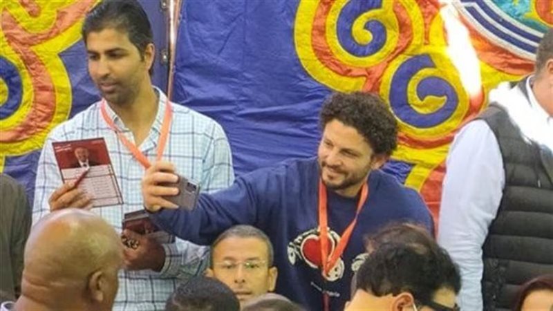 حسام غالي يلتقط صور