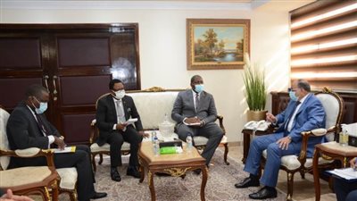 وزير التنمية المحلية يلتقي وفدا كاميرونيا لاستكمال مباحثات التعاون المشترك بين البلدين