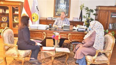 محافظ أسيوط يناقش جهود تحصيل الإيرادات بمشروعات المحافظة والوحدات المحلية