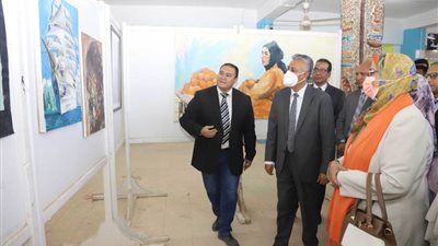 رئيس جامعة جنوب الوادى يفتتح معرضا فنيا بكلية التربية النوعية
