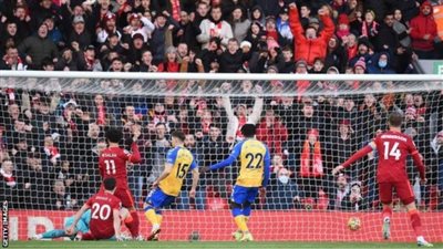 ليفربول يلاحق تشيلسي المتصدر بفارق نقطة في البريميرليج 