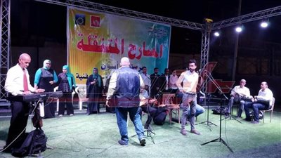 عروض موسيقى وعرائس على المسرح المتنقل بقرية سلوا بأسوان