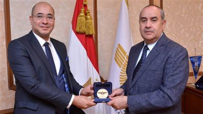 وزير الطيران يكرم أحمد صبيح الفائز بالجائزة الدولية كأول مدرب أمن طيران لعام ٢٠٢١