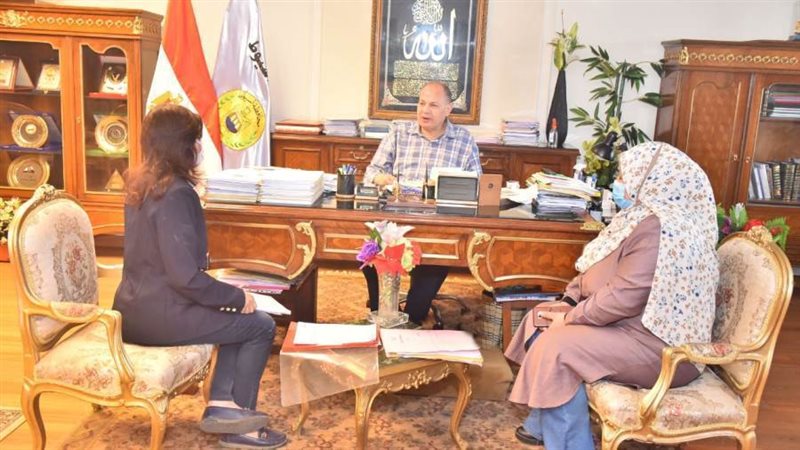 محافظ أسيوط يناقش