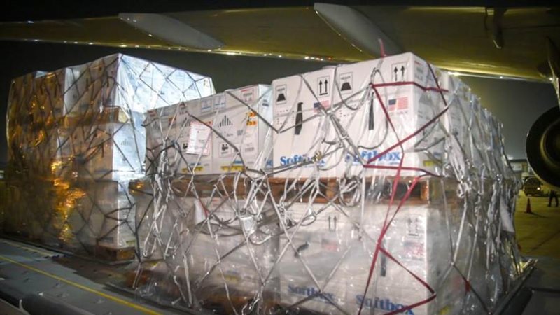 لقاحات فايزر بمطار