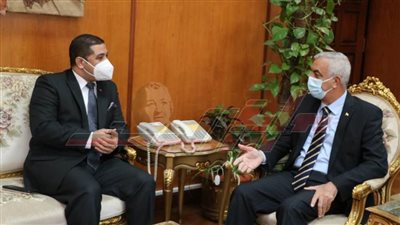 للقضاء علي والأمية.. رئيس جامعة المنوفية يستقبل رئيس هيئة تعليم الكبار