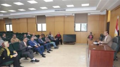 سكرتير عام بني سويف يعقد اجتماعا لمناقشة الإجراءات اللازمة للنهوض بالمشروعات الصغيرة