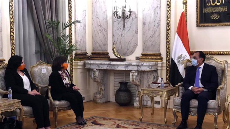 رئيس الوزراء مع هيئة