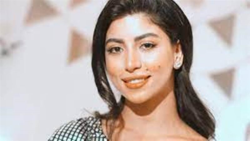 الفنانة كارولين عزمي