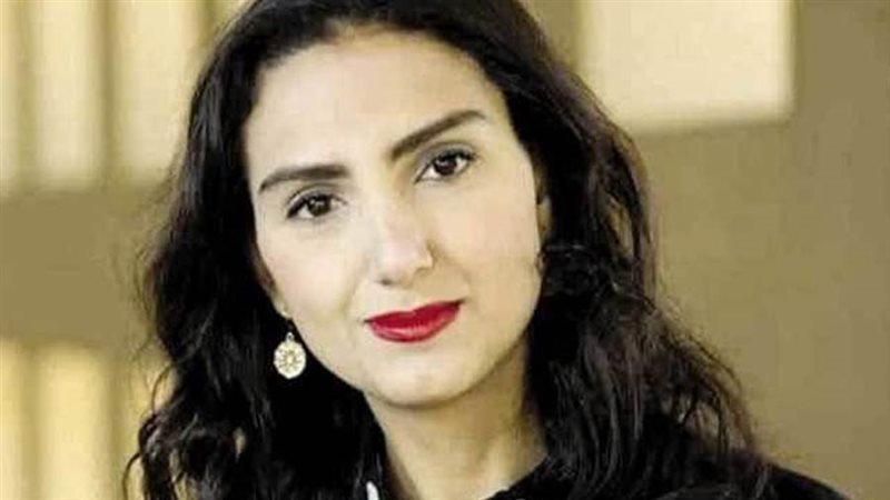 الكاتبة الروائية