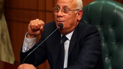 محافظ بورسعيد يتففد معرض منتجات المشروعات الصغيرة والحرف التراثية