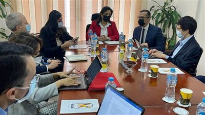 نائب وزير السياحة والآثار تجتمع مع مجموعة من المستثمرين الأجانب