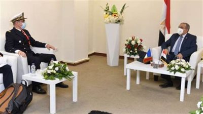 وزير الدولة للإنتاج الحربي يزور جناح شركة 