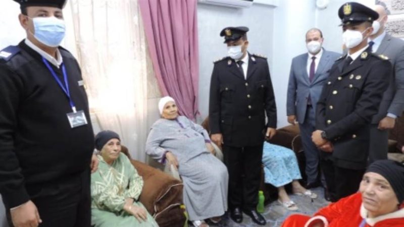 ضباط وضابطات في زيارة