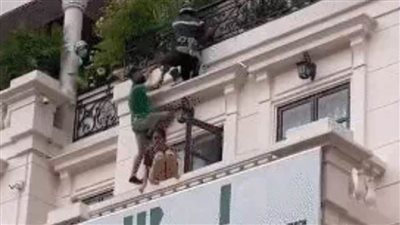 إنقاذ فتاة من الانتحار من أعلى فندق في سايجون ..فيديو