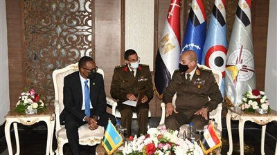 وزير الدفاع يلتقى بعدد من قادة الوفود العسكرية على هامش فعاليات معرض 