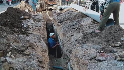 قبل الرصف.. تغيير خط مياه الشرب بشارع الثورة بمطاي شمال المنيا
