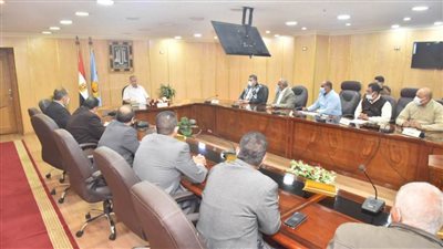 محافظ أسيوط يعلن تفعيل المشاركة المجتمعية لتطوير طريق المطار وشركة البترول