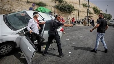 مستوطن إسرائيلي يصدم شابين فلسطينيين بسيارته في القدس المحتلة