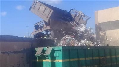 نقل ٣٢٦٠ طن قمامة ومخلفات من المقالب الوسيطة لمصانع التدوير بالبحيرة