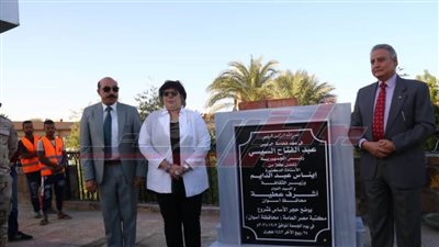 وزيرة الثقافة ومحافظ أسوان يضعان حجر أساس المكتبة العامة.. 