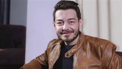 أحمد زاهر يعود للمسرح من جديد بعد 17 عامًا بـ