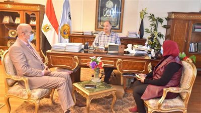 محافظ أسيوط يناقش الموقف التنفيذي لمشروعات المبادرة الرئاسية 