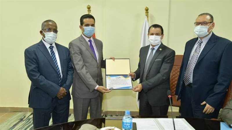 رئس الجامعه يكرم