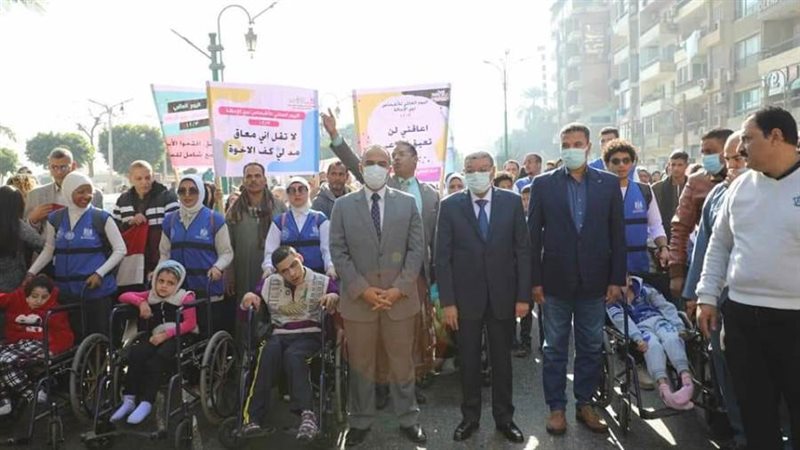 محافظ المنيا خلال