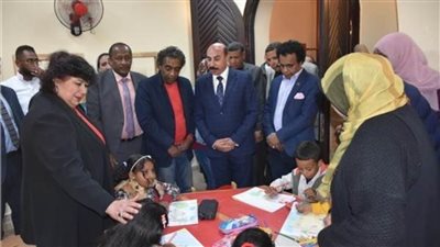 احتشاد أهالي حي السلام بأسوان خلال انطلاق القافلة الثقافية لمتضرري السيول