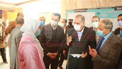 محافظ كفر الشيخ يتفقد حملات تلقي طلاب المدارس لقاح كورونا  