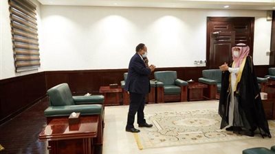 رئيس وزراء السودان يتلقى رسالة من ولي عهد السعودية حول العلاقات الثنائية