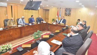 محافظ أسيوط يناقش سبل الدعم لتوفير أراضٍ لإقامة ملاعب رياضية بالمحافظة