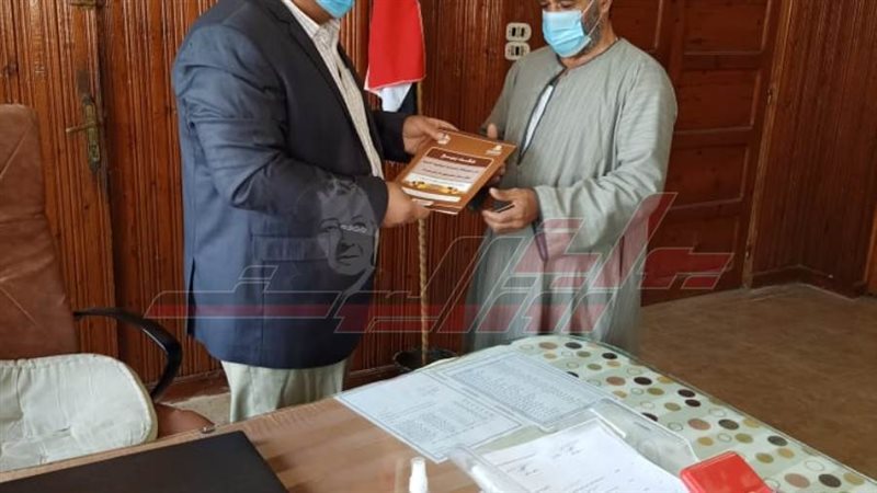 تسليم العقود