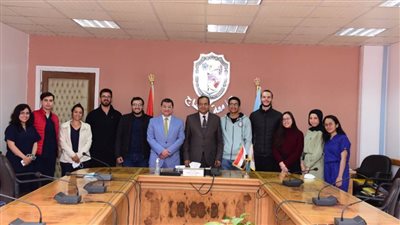 رئيس جامعة سوهاج يجتمع بالطلاب الوافدين لكلية الطب في إطار التبادل العلمي للجمعية العلمية