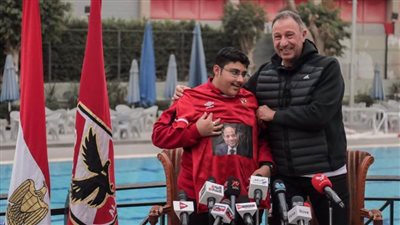 الخطيب يهدي أحمد طارق عضوية رياضية وقميص الأهلي مزينًا بصورة الرئيس السيسي 