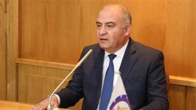 محافظ قنا يعاين ثاني نموذج محلي الصنع لعربة متنقلة لتقديم المأكولات 