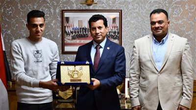 وزير الشباب والرياضة يكرم الشاب محمد لطفي لأمانته ويوجه بصرف مكافأة له