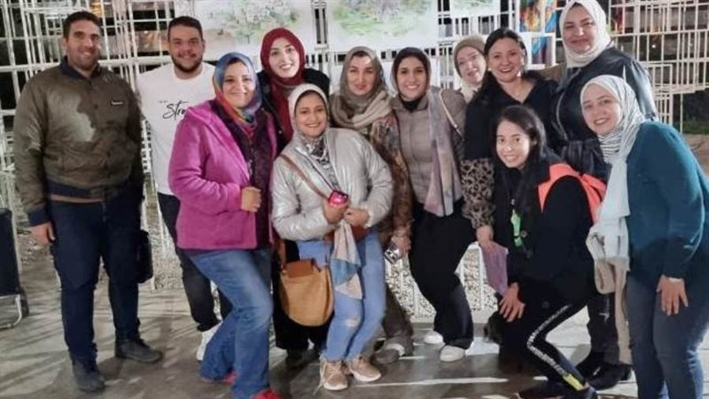 الفنانين مع لوحاتهم