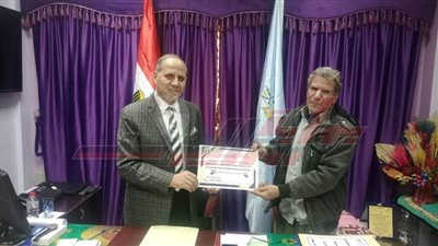 تكريم معلم لمشاركته في تطوير مدرسته في كفر الشيخ