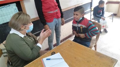 فحص ٢٢ تلميذًا بمدرسة الأمل للصم وضعاف السمع فى قافلة للطلاب ذوي الهمم بالبحيرة