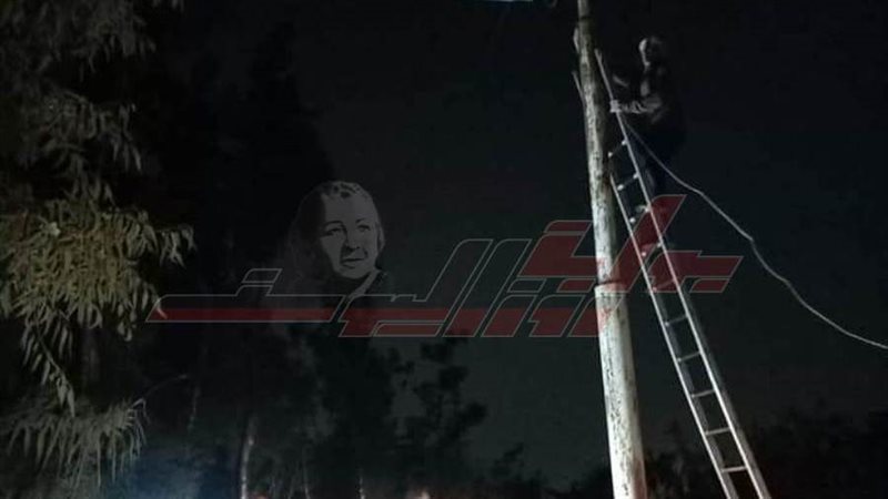 أثناء إصلاح سلك الكهرباء