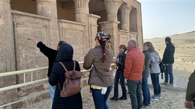 وفد سياحي من إسبانيا وبلغاريا يزور المناطق الأثرية بالمنيا