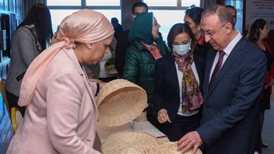 محافظ الإسكندرية يفتتح معرض المشغولات اليدوية لجمعية 