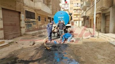 تسليك خطوط المنسوب وصفايات الأمطار استعدادا للشتاء بكفر الشيخ