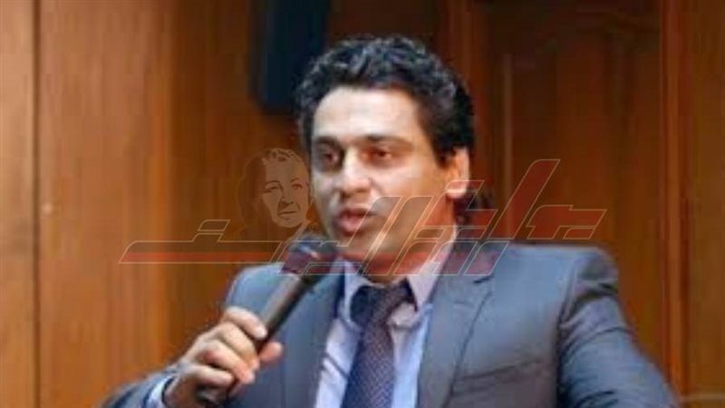 الكاتب الصحفي أيمن