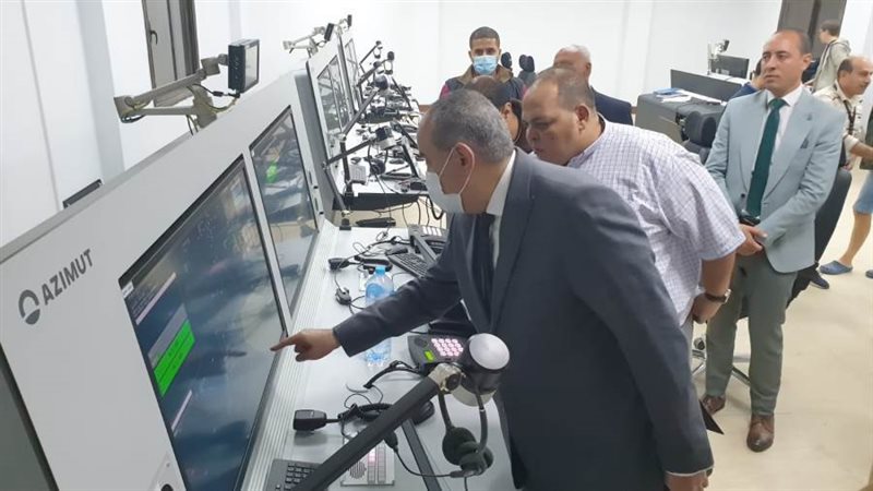 وزير الطيران يتابع