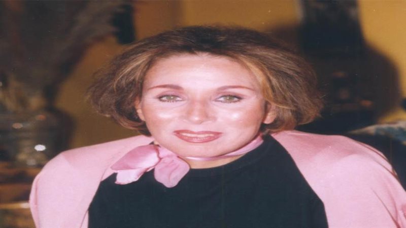 الممثلة القديرة لبنى