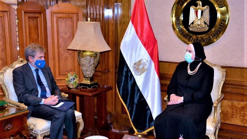 وزيرة التجارة والصناعة