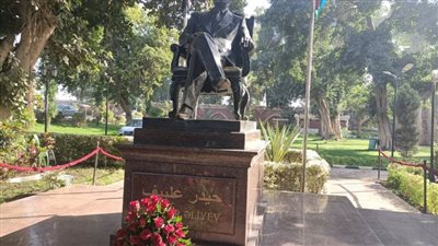 وضع إكليل من الزهور على تمثال الزعيم الأذربيجاني 